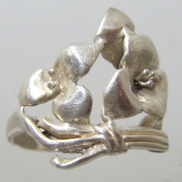 (r1325)Silver ring with floral motif.